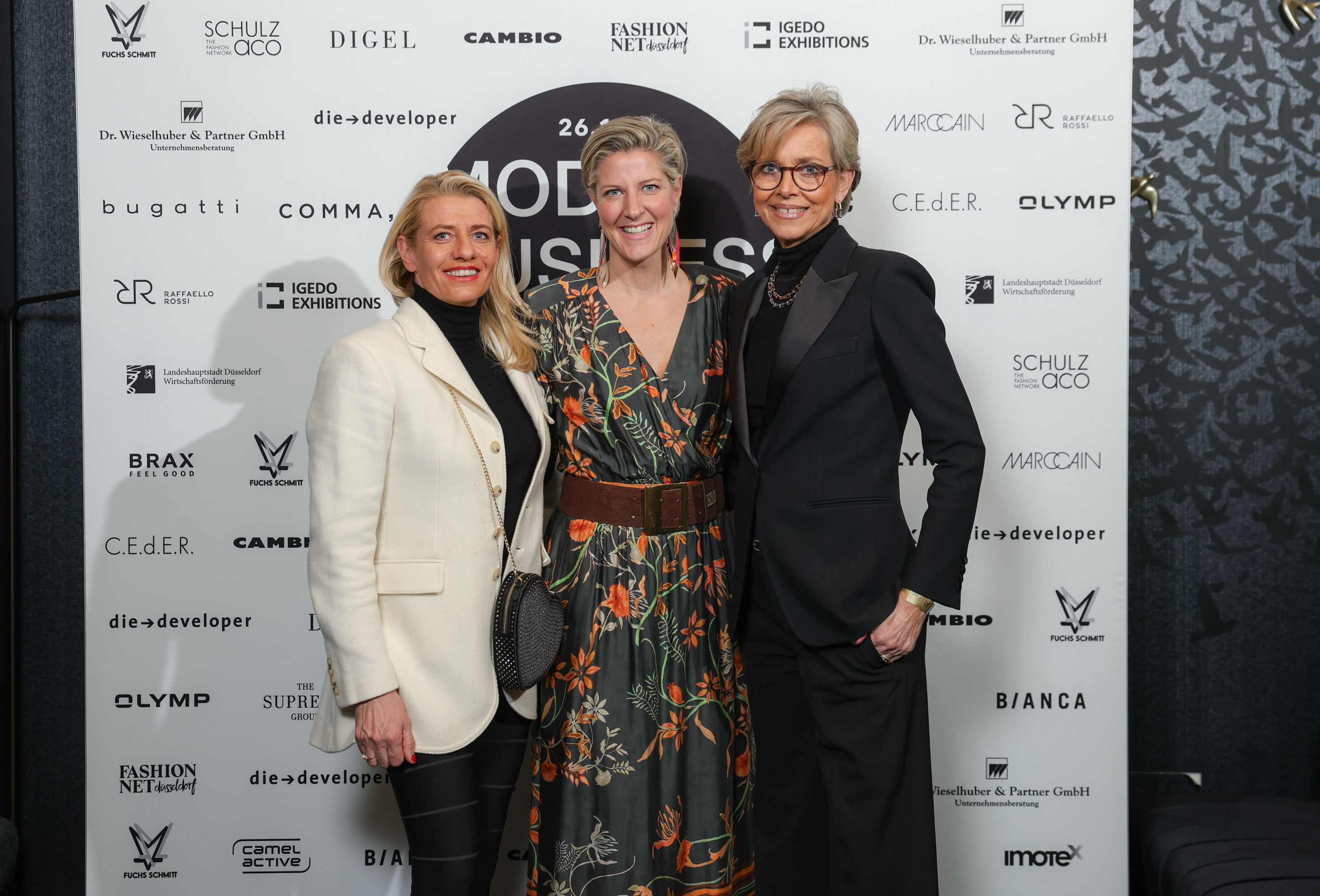 v.l.n.r.: Aline Müller-Schade (Vorstandsvorsitzende Fashion Net Düsseldorf e.V. & Geschäftsführerin THE SUPREME GROUP/Munich Fashion Company /), Andrea Greuner (Geschäftsführerin Fashion Net Düsseldorf e.V.) und Ulrike Kähler (Vorstandsmitglied Fashion Net Düsseldorf e.V. & Geschäftsführerin Igedo Exhibitions